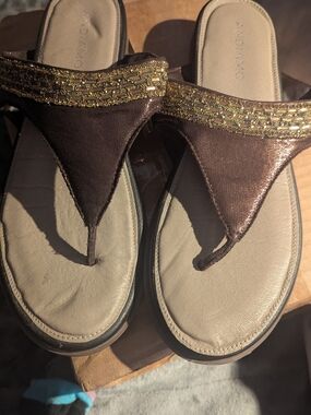 Andiamo Women's Brown Metallic Beaded Thong Sandals